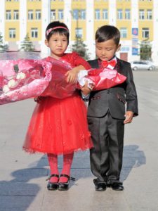 Los niños, en las bodas de Mongolia, son la estrella./ Foto J.M.
