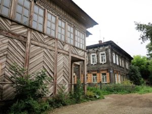 Casas de madera hundidas en la tierra y el tiempo en Irkutsk./ Foto J.M.