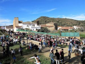 Gente solidaria tomando migas en el pueblo de la Umbría./ Foto J.M.