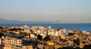 Vista general de la ciudad de Tánger; al fondo la costa española y el peñón de Gibraltar./ Foto JM