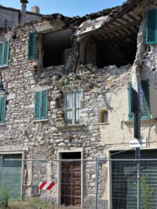 Fachada de una casa víctima del terremoto en Visso./ Foto JM