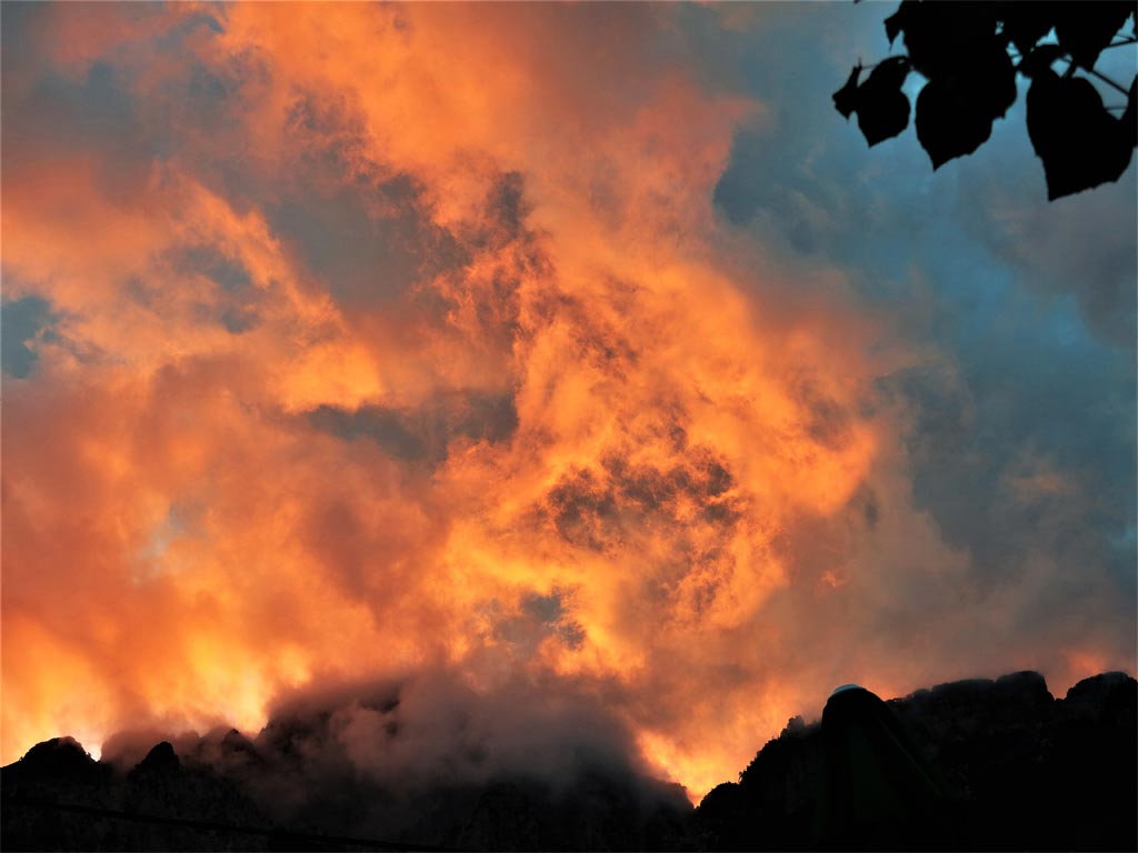 A la puesta del sol se obserfan fenómenos tan extraordinarios como que se eche a arder el cielo./ Foto JM