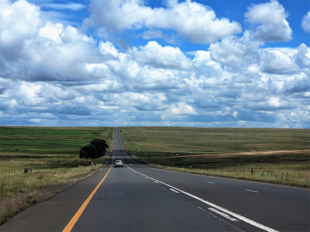 Las rectas de la carretera, las praderas... El horizonte se antoja inalcanzable./ Foto JM