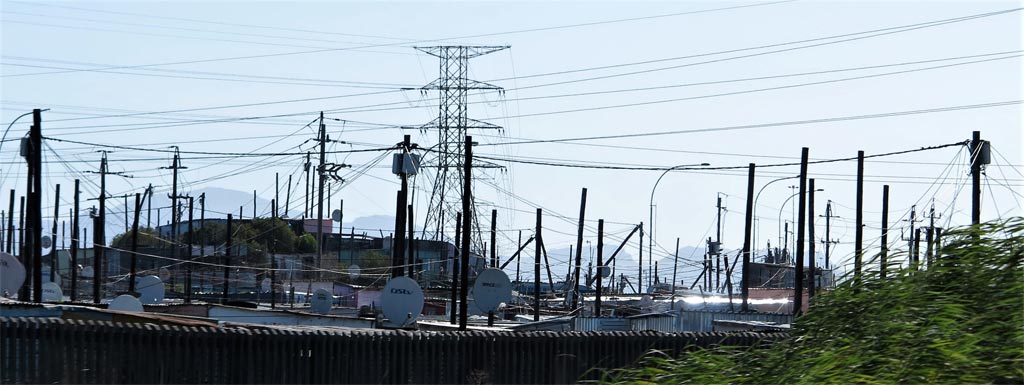 La telaraña de cables se sucede hasta donde alcanza el horizonte, en Ciudad del Cabo./ Foto JM