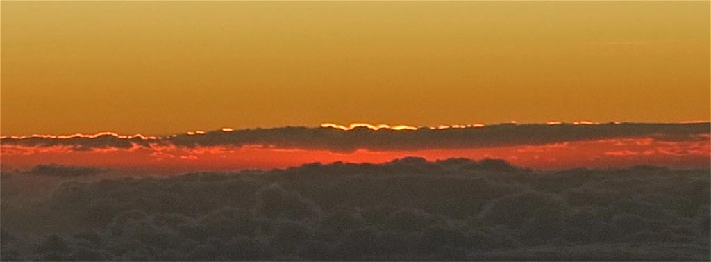 Detalle de la puesta del sol desde el avión de vuelta a Luanda, Angola./ Foto JM