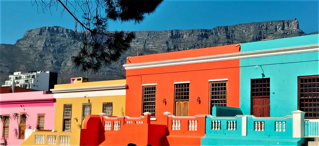 Casas de colores en el barrio de Bop Hope, Ciudad del Cabo. Al fondo La montaña de la Mesa./ Foto JM