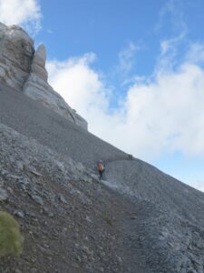 Camino del pico de Aine (2.507 metros)./ Foto JM