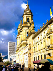 Lo antiguo y lo moderno; catedral y rascacielos, Bogotá./ Foto JM