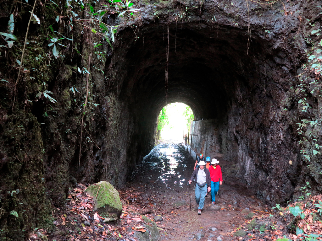 Uno de los túneles con los que se pretendía comunicar Bogotá con Ibagane./ Foto JM