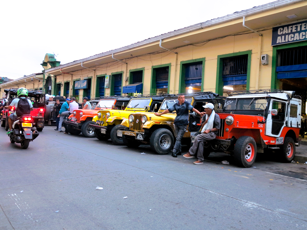 La parda de los Willys junto al mercado central de Santa Rosa./ Foto JM