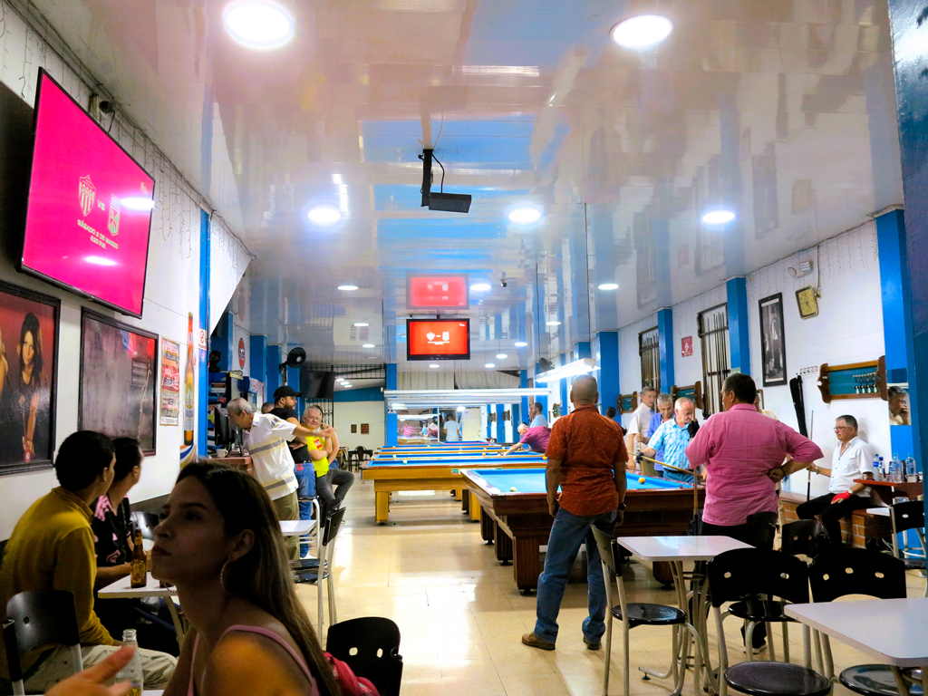 Los billares son lugares habituales de reunión en ciudades como Santa Rosa de Cabal./ Foto JM