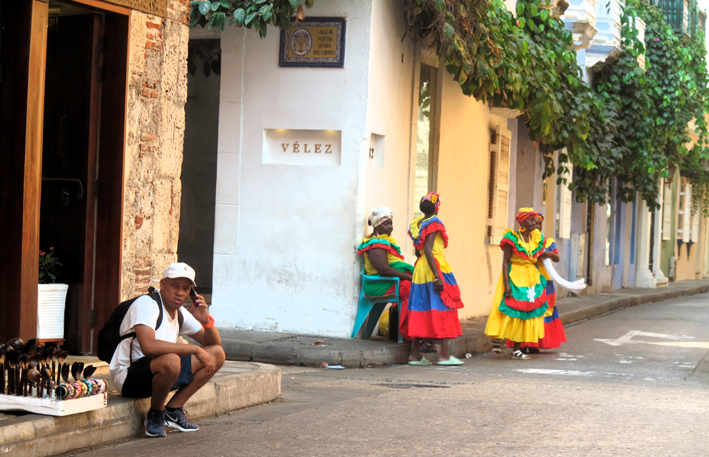 Paisaje urbano en Cartagena; las bellas que posan y el vendedor de recuerdos./ Foto JM