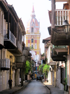 Vista general de una calle en Cartagena de Indias./ Foto JM