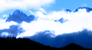 Montañas y nubes, prácticamente permanentes, de Madeira./ Foto JM