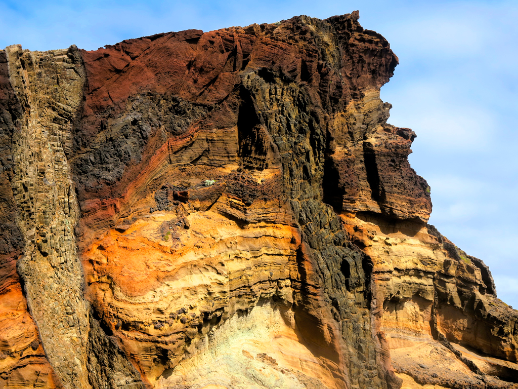 Detalle de la roca volcánica en un acantilado de Madeira./ Foto JM