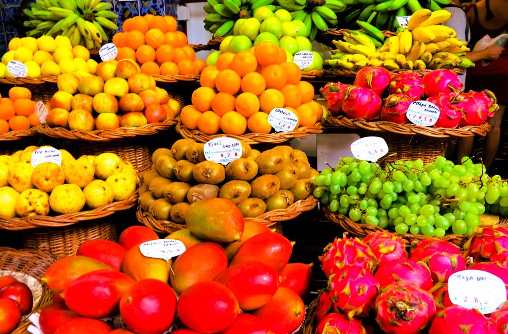 Puesto de frutas en el mercado de Funchal./ Foto JM