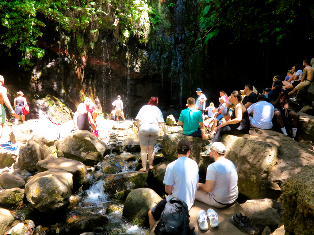 La masa de turistas se toma su tiempo de descanso junto a unos manantiales en la levada de las 25 fuentes./ Foto JM