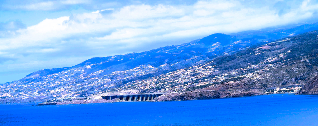 Vista general de la isla de Madeira. En el centro de la imagen los pilares que sostienen a la única pista que tiene el aeropuerto de Funchal que, como puede observarse, son absolutamente necesarios para prolonarla sobre el mar. Foto JM