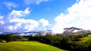 Caminar contemplando la belleza, respirar el aire puro, observar y sentir la armonía del paisaje.../ Foto JM