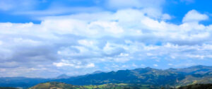 Tras el bosque horizontes, la inmensidad de las nubes./ Foto JM