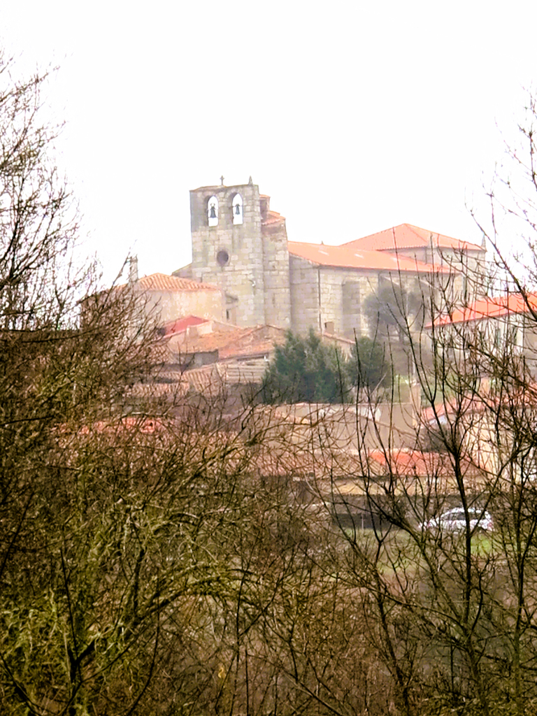 En lo más alto, la iglesia. Sillería de granito. Eterna./ Foto JM