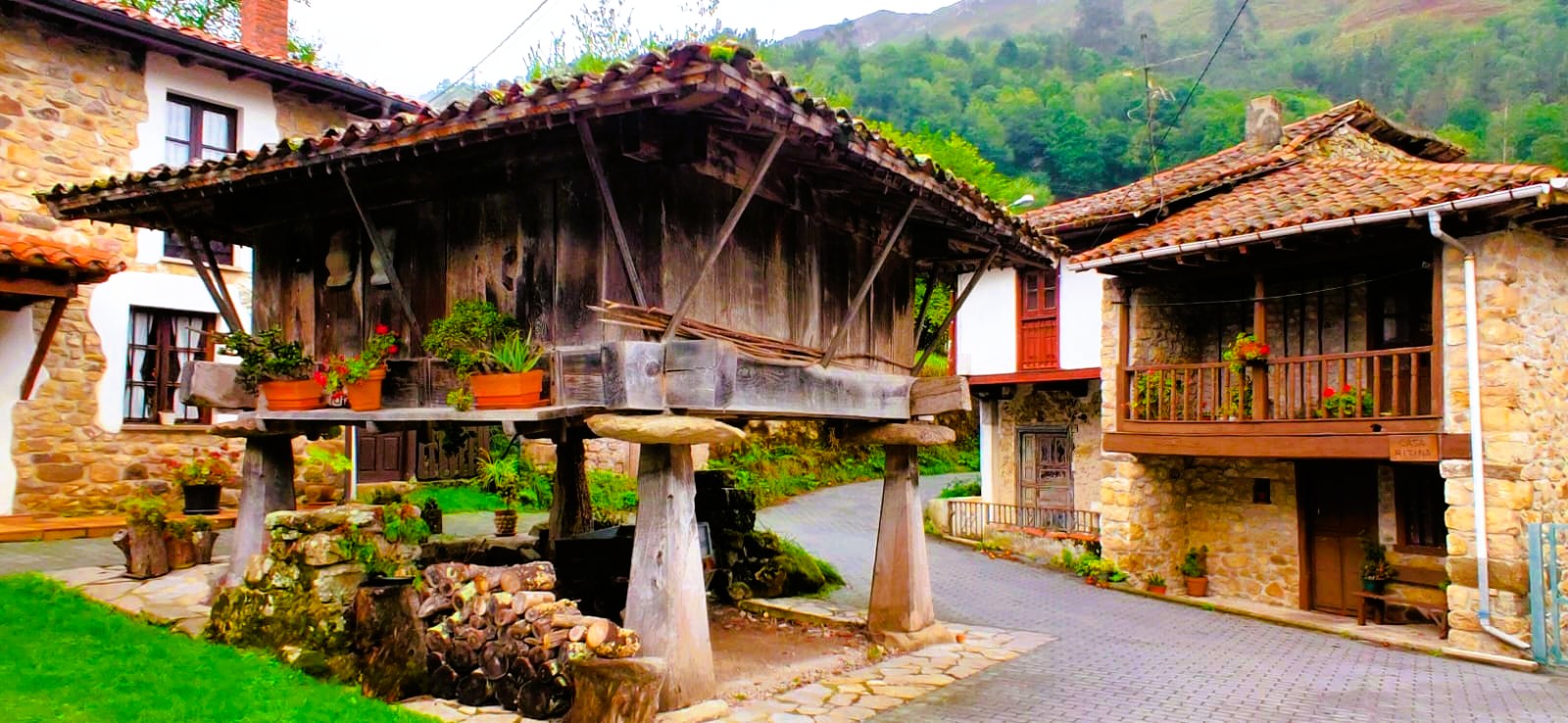 Hórreo restaurado en el pueblo de Entre./ Foto A. Barros