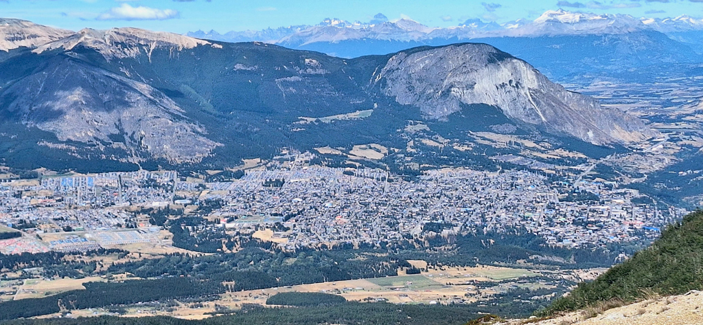 Vista general de Coyhaique desde el pico Cinchao./ Foto JM