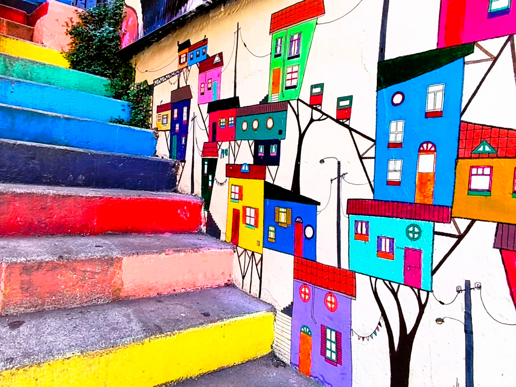 En el cerro de la Alegría de Valparaíso el color anima la vida./ Foto María Dolores Arjona
