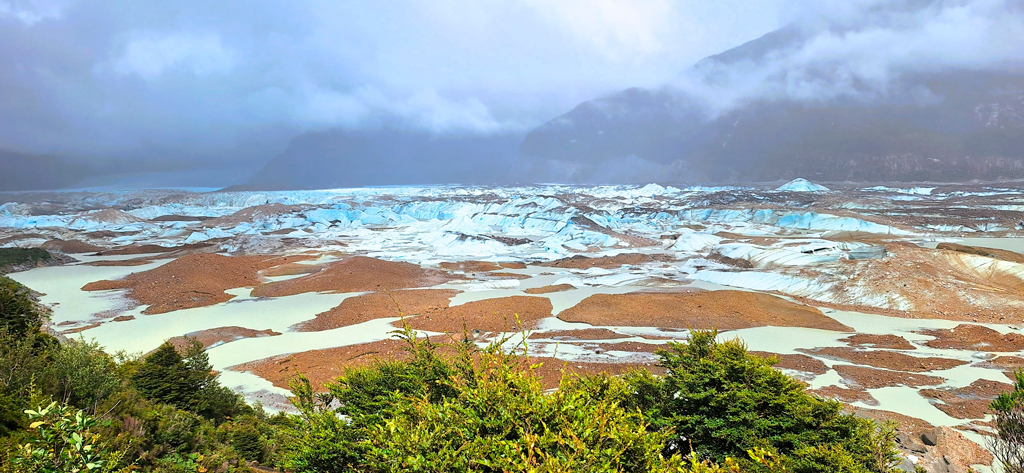 Campo de piedras, tierra e hielo al final del glaciar de los Exploradores./ Foto JM