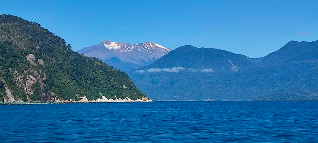 El mar, las montañas y la nieve nos acompañan por la R 7 hacia el sur./ Foto JM