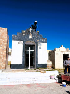 Cementerio de Rio Mayo. Una familia adecenta la casita de los muertos./ Foto JM
