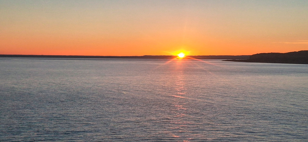 Amanecer sobre el lago Buenos Aires en Los Antiguos./ Foto JM