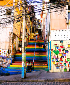 Escaleras casi imposibles de subir, pero vestidas de color para facilitar la alegría. Los cables se enredan, pero el latir de la vida sigue en Valparaíso./ Foto JM