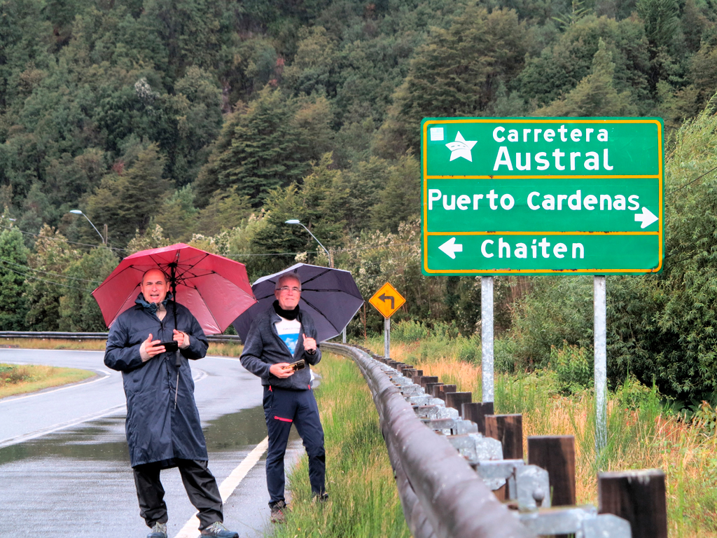 Dos peregrinos perdidos en la carretea austral camino de no se sabe dónde./ Foto JM