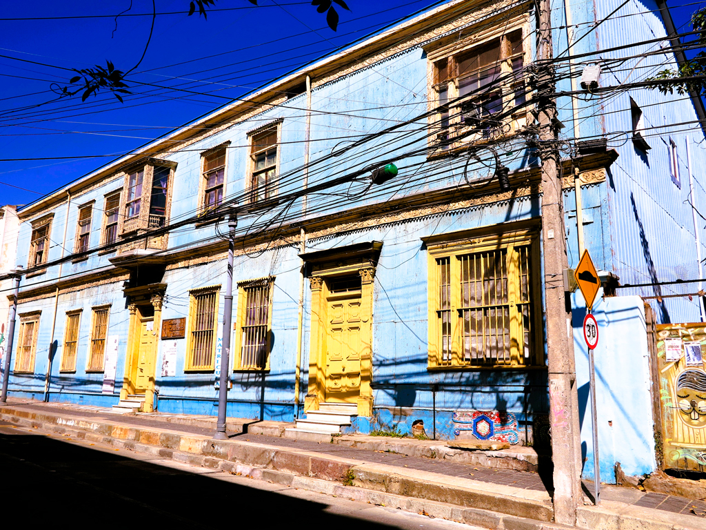 En las puertas, ventanas, dinteles, cornisas, balcones... las huellas de un pasado son como manchas que el tiempo se niega a borrar./ Foto JM