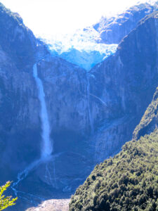 Glaciares y cascadas, se hallan por cientos en el sur de Chile./ Foto JM