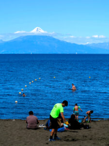 Detalle de la playa del lago Llanquihue; al fondo el volcán Osorno./ Foto JM