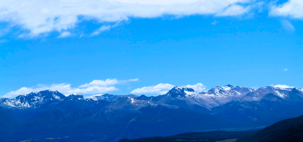 A pesar de ser pleno verano, las cumbres nevadas se suceden durante cientos de kilómetros. Foto JJM