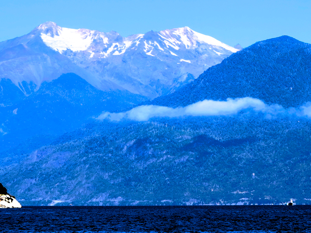 Siempre presentes, las montañas con sus cumbres nevadas y el mar./ Foto JM