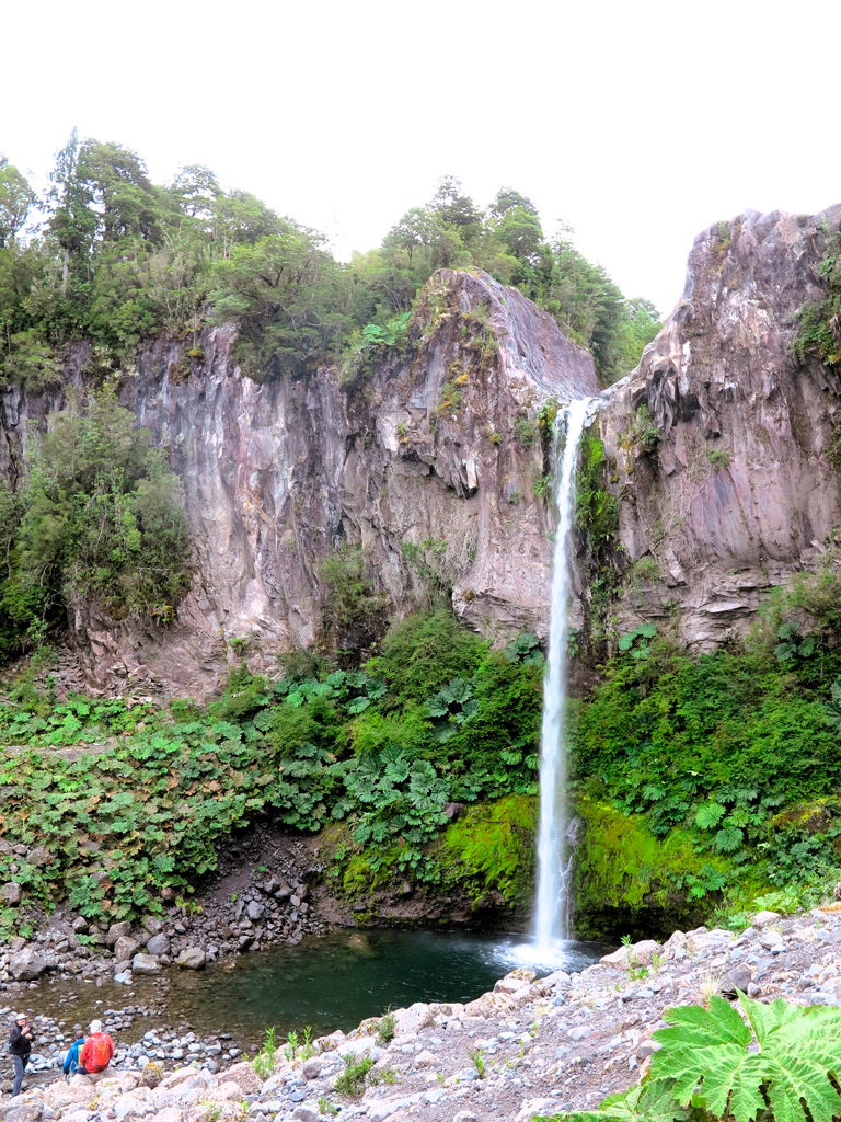 ¡La primera cascada del viaje! Luego vendrían decenas de ellas.../ Foto JM