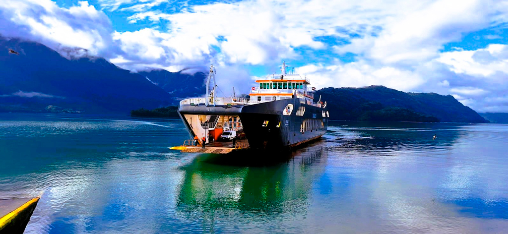 Cuando la carretera austral se interrumpe, el transbordador hace de puente./ Foto JM