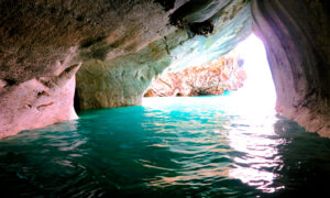 Bajo las islas de mármol agua dibuja caprichos./ Foto JM